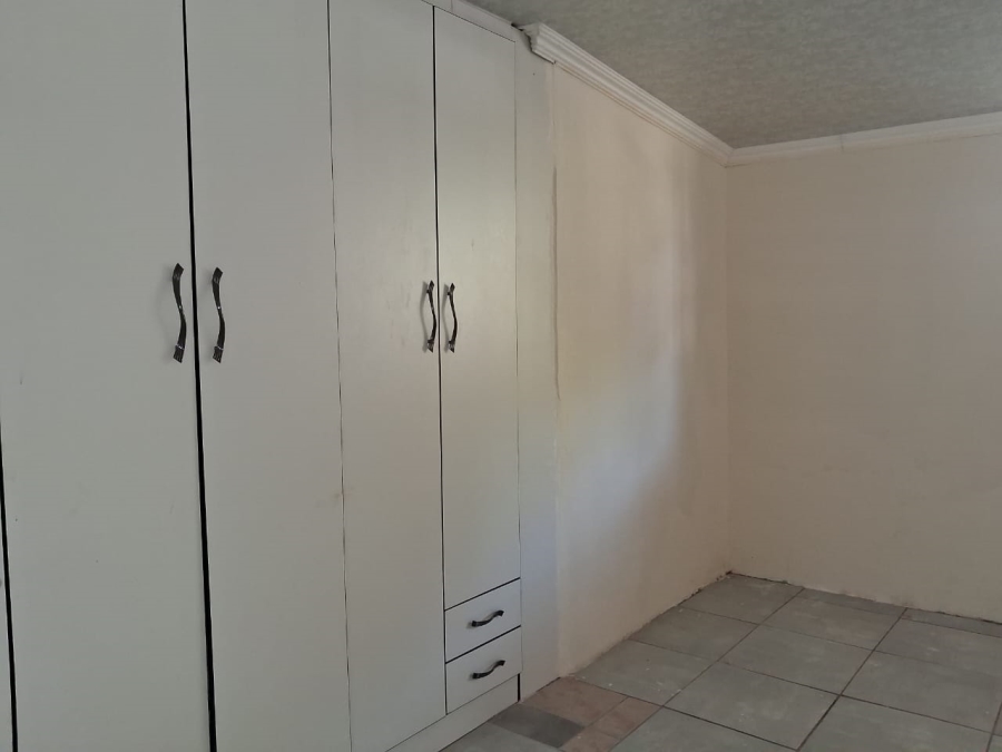 To Let 5 Bedroom Property for Rent in Cambridge Eastern Cape